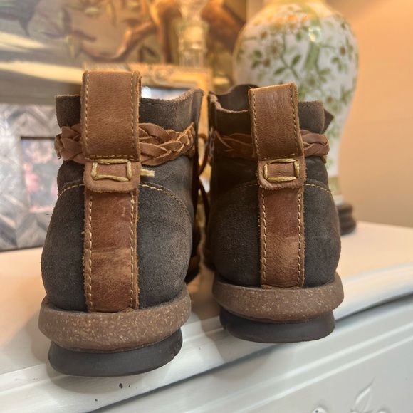 Born Temple Brown and Gray Lace Up Boots with Rugged Design - Picture 3 of 10